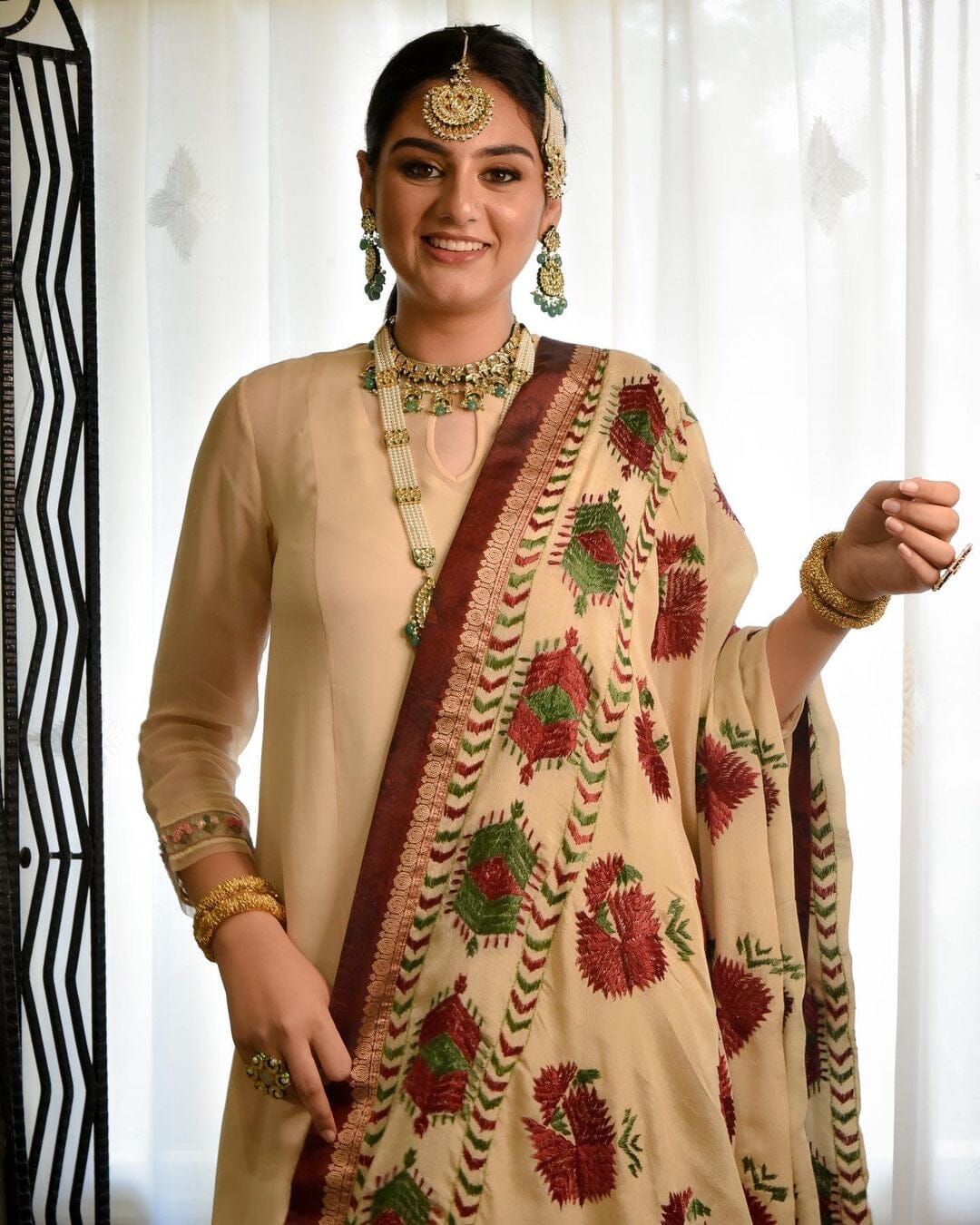 Phulkari From East(Punjab)India Called As Punjabi Bagh.Rare Design.Floss  Silk on Hand Spun Cotton khaddar Cloth.Its size is 114cm x  244cm.(DSL03840). | rugrabbit.com